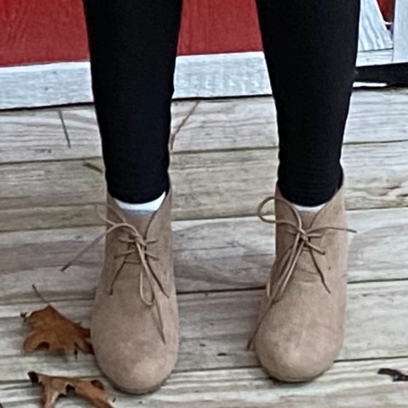 ๐ Bella Marie Taupe Suade Wedge Tie Boots 8.5 - Picture 8 of 11